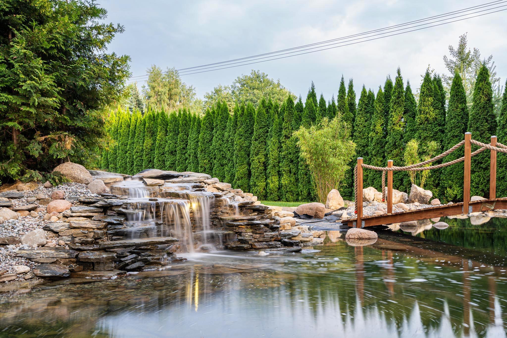 Jednym z największych atutów Wakacyjnej Wioski Ngo jest przestronny, zielony ogród, który doceniają zarówno rodziny z dziećmi, jak i osoby szukające relaksu po całym dniu w parku wodnym.