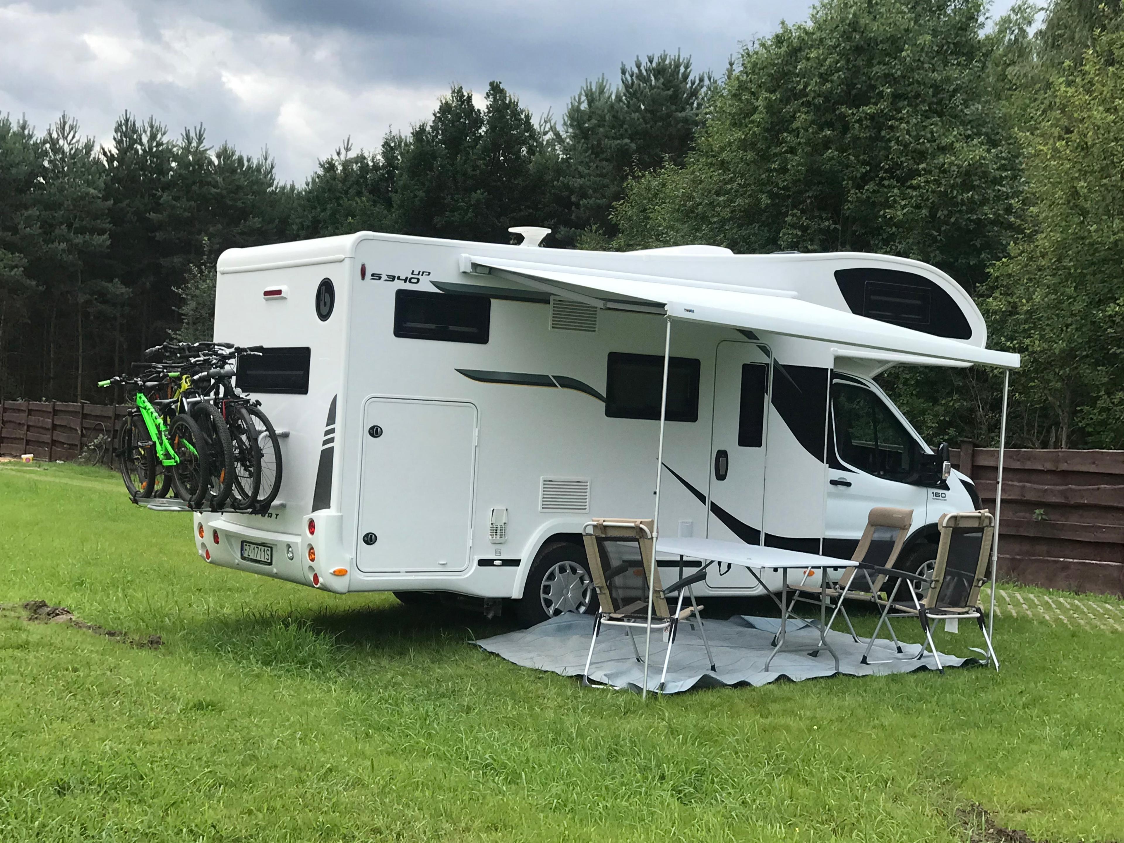 Dla miłośników podróży kamperem przygotowaliśmy wygodny camper park bezpośrednio naprzeciwko Suntago. To świetna alternatywa dla osób, które chcą połączyć swobodę podróżowania z dostępem do infrastruktury i atrakcji.