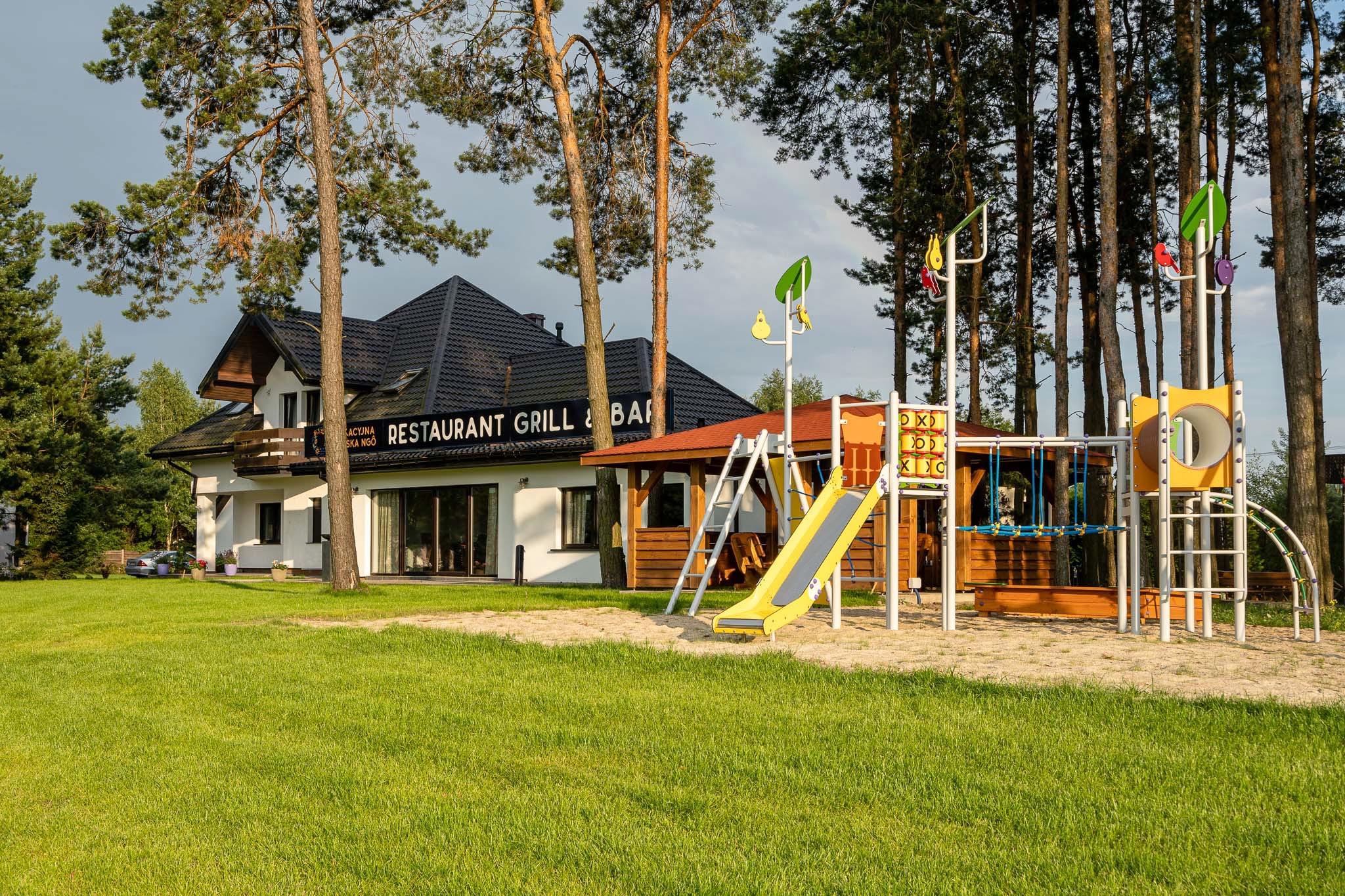 Na terenie obiektu działa restauracja serwująca świeżą i aromatyczną kuchnię azjatycką. To wygodne rozwiązanie dla gości, którzy po dniu spędzonym w Suntago chcą zjeść pełnowartościowy posiłek bez konieczności wyjazdu.